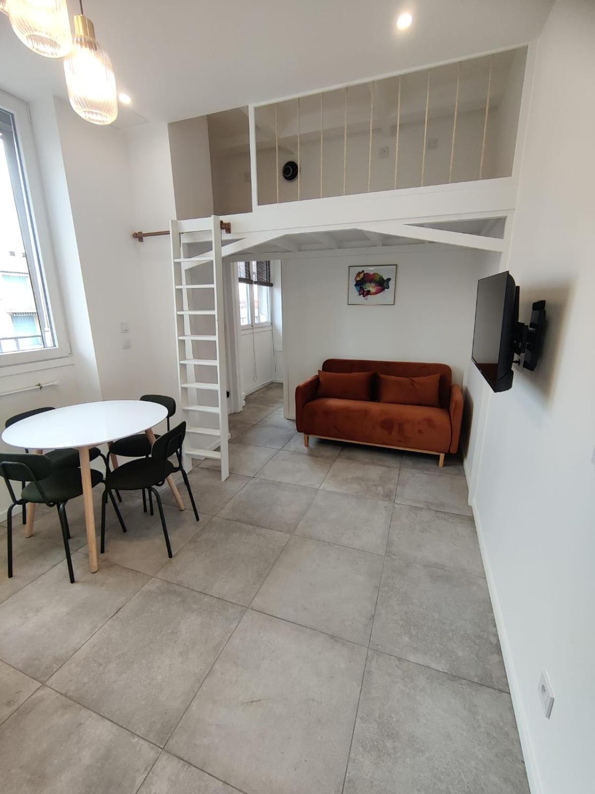 Loft Chic Avec Mezzanine Contemporaine Lägenhet Vénissieux Exteriör bild